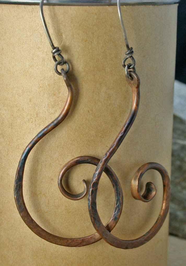 Handgemachte Kupfer Geschmiedet Ohrringe "Curly Que'..." von EnterTheFlameStudios