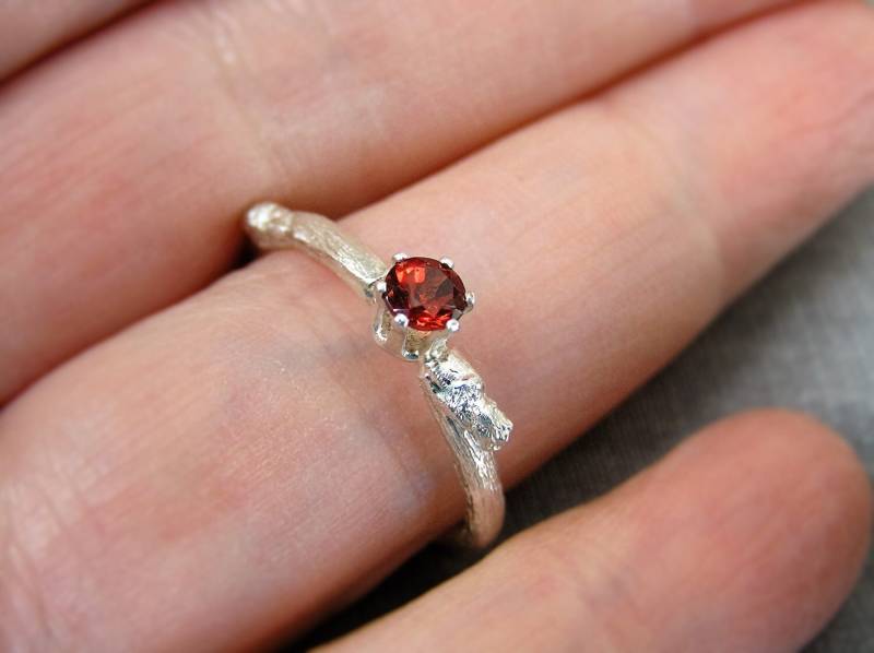 Angehenden Zweig Sterling Silberring Mit Roten Diamantschliff Granat. Moderne Verlobungsring von Entinalane