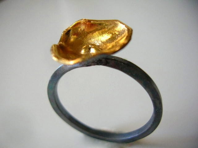 Golden Mohn Oxidierter Und Vergoldeter Sterling Silber Ring von Entinalane