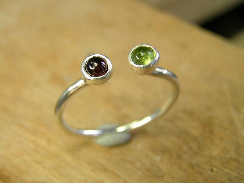 Größenverstellbarer Granat Und Peridot Sterling Silber Ring von Entinalane