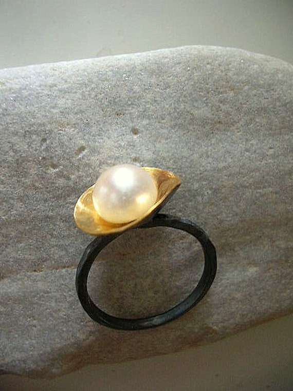 Vergoldete Scheibe Mit Weisser Süsswasserperle An Oxidiertem 925Er Silberring von Entinalane