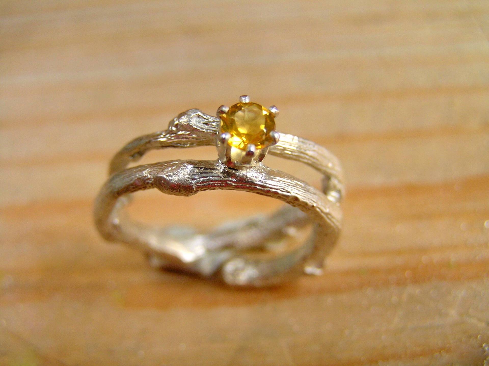 sterling Silber Citrin Ring. Edelstein Zweig Runder Diamantschliff Citrin. Zeitgenösser Verlobungsring von Entinalane