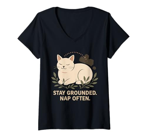 Damen Bleib Geerdet. Schlafe Oft Katze T-Shirt mit V-Ausschnitt Damen Bleib Geerdet. Schlafe Oft Katze T-Shirt mit V-Ausschnitt von Entspannung Zen Katze Meditation Ruhe