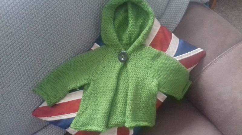 0-3 Monate Grün Ein Knopf-Kapuzenjacke 0-3 Monate Grün Ein Knopf-Kapuzenjacke von Entwinedknitting
