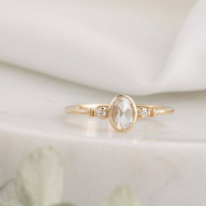 Kleiner Natürlicher Diamant Im Rosenschliff, Verlobungsring, Ovaler Vintage Inspirierter Drei-stein-Ring, 14K Goldring von EnveroJewelry