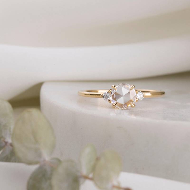 Natürlicher Diamant-Verlobungsring Mit Rosenschliff, Dreistein-Diamant-Verlobungsring, Einzigartiger Runder Diamant-Verlobungsring, Massives 14K Gold von EnveroJewelry