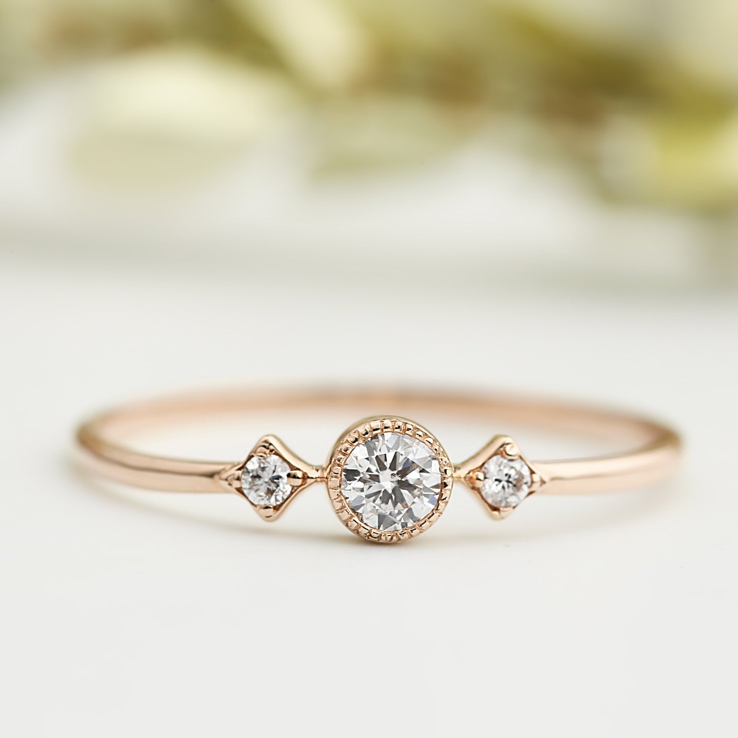 14K Rosegold Schlichter Drei-Stein-Diamant-Ring, Massiver Verlobungsring, Zierlicher Drei Steinring von EnveroJewelry
