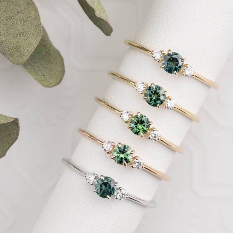 Blauer Grüner Saphirring, Runder Saphir-Diamantring, Drei-Stein-Ring, Zierlicher Stapelring, Einfacher Goldstapelring Blauer Grüner Saphirring, Runder Saphir-Diamantring, Drei-Stein-Ring, Zierlicher Stapelring, Einfacher Goldstapelring von EnveroJewelry