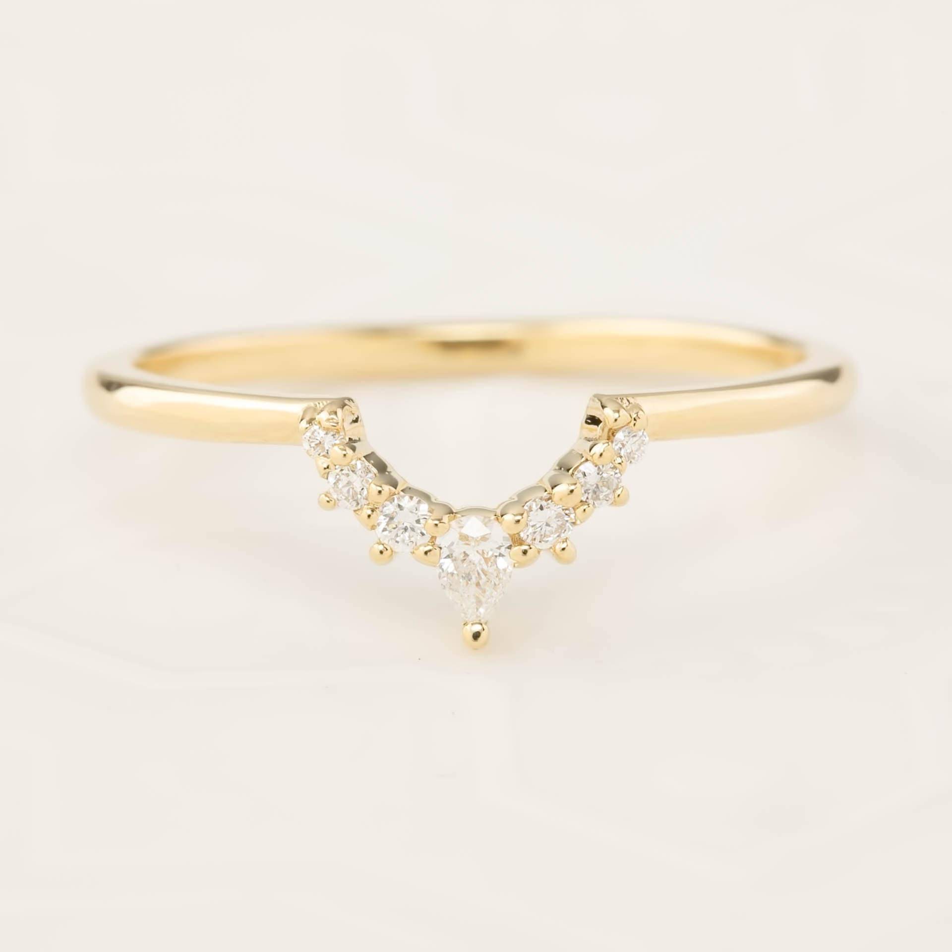 Diamant Gebogener Diamantring Im Birnenschliff, Einzigartiger Ehering, V-Förmiger 14K Gold 18K Platin 950 von EnveroJewelry