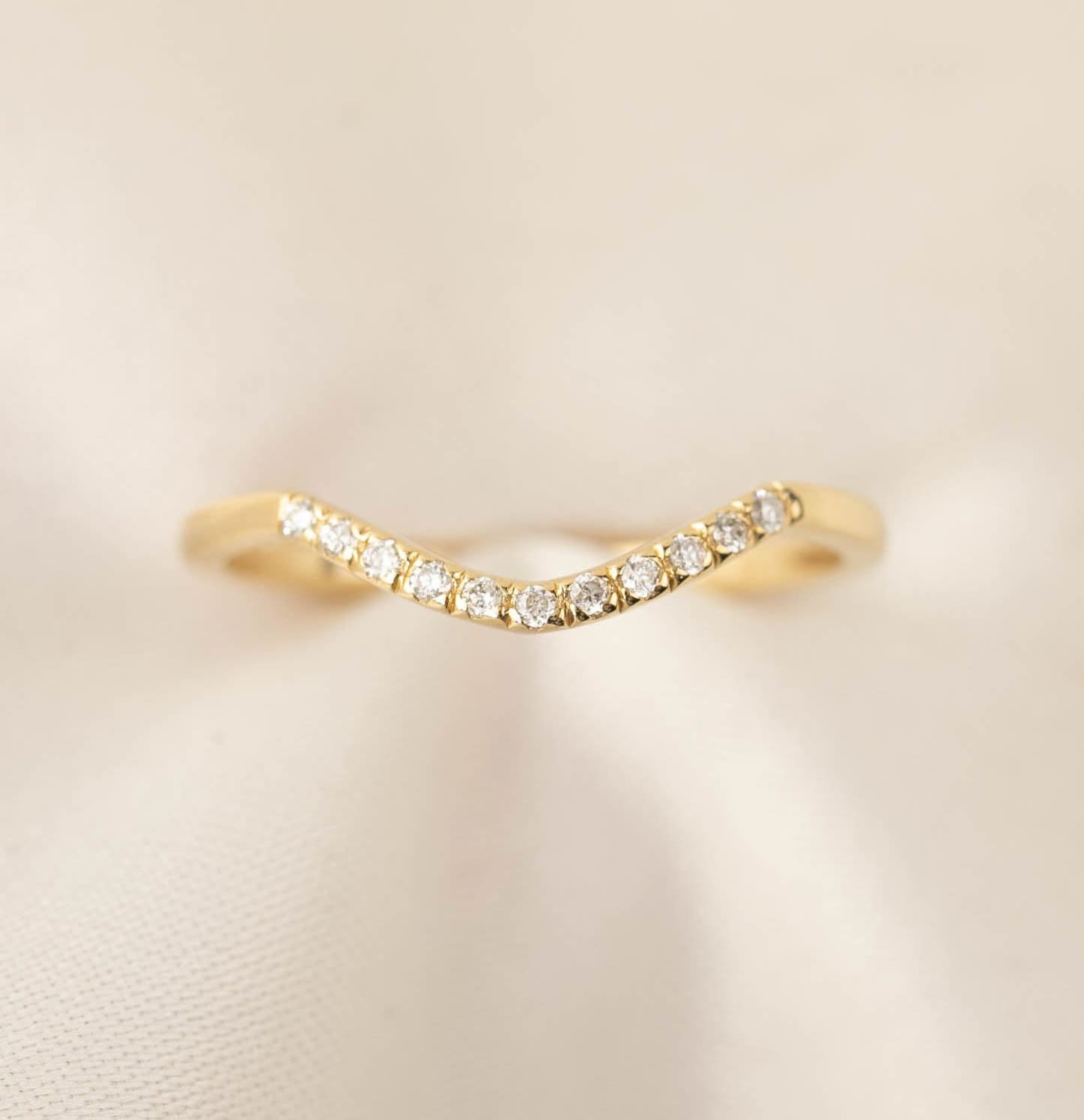 Diamant Gebogener Verschachtelungsring, Micro Pave Diamant, V-Form Ehering, 14K Gold, 18K Platin 950 von EnveroJewelry