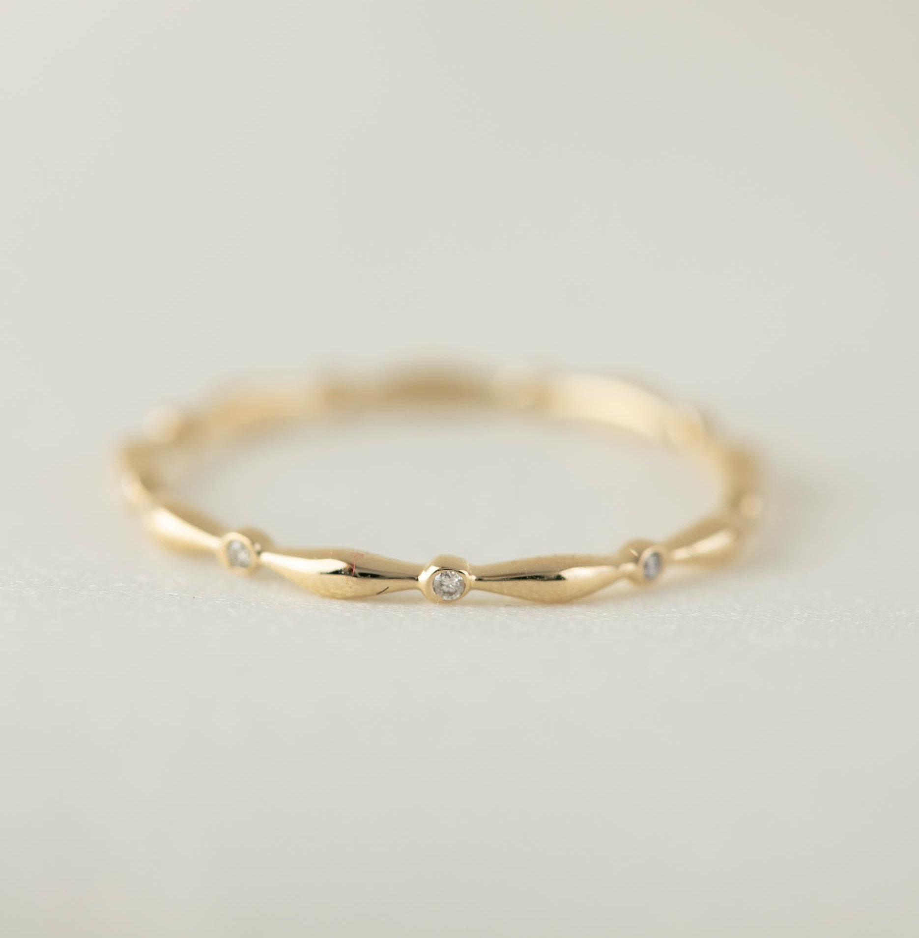 Dünner Ehering Diamant Eternity Ring, Band in 14K Gelbgold Rose Weißgold Platin Pt950, Schlichtes Zierliches Dünnes Elegantes Band von EnveroJewelry