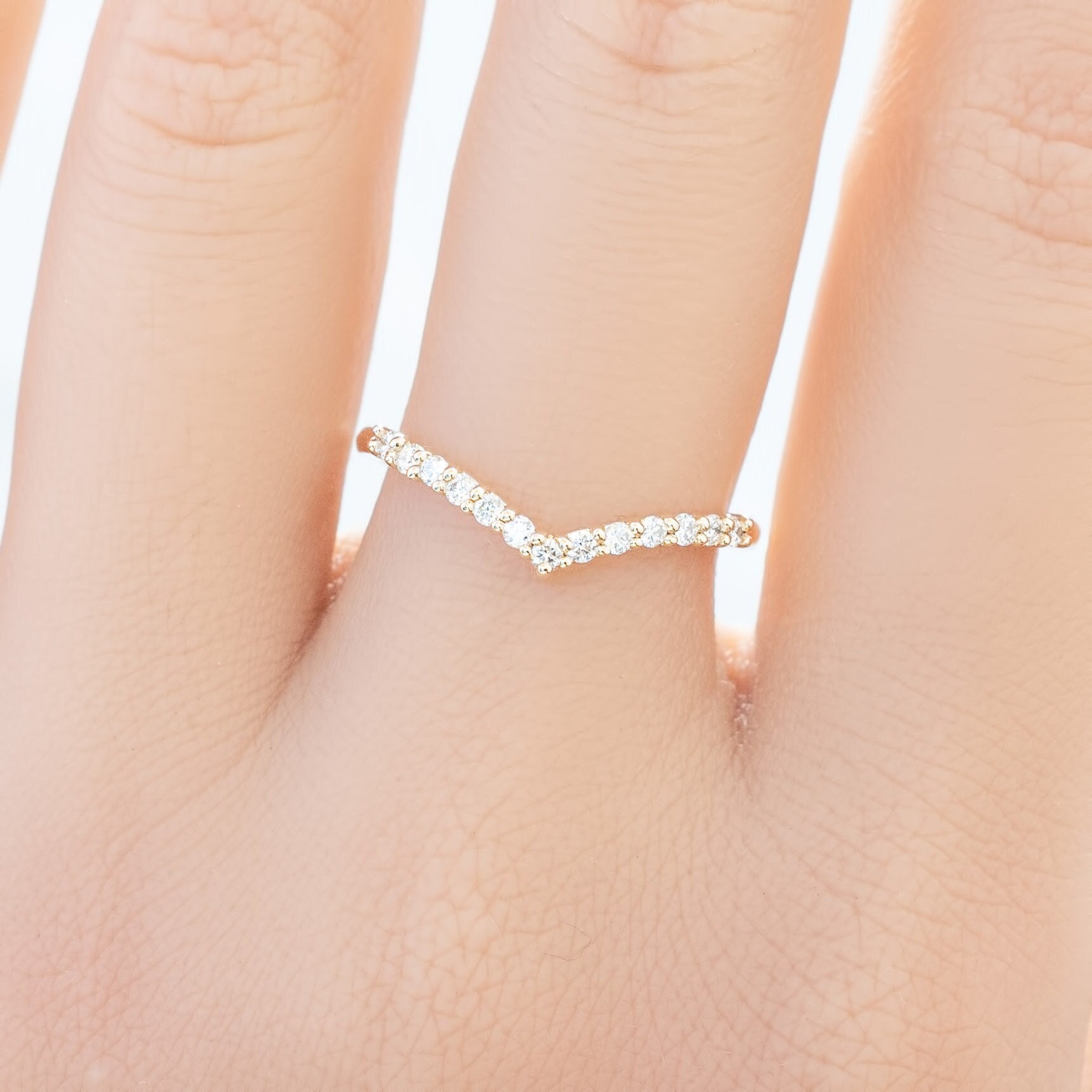 Geschwungener Pave Ehering Diamant Band Chevron 14K Gelbgold Roségold Weißgold, Band, Schlichte Dainty Elegante von EnveroJewelry