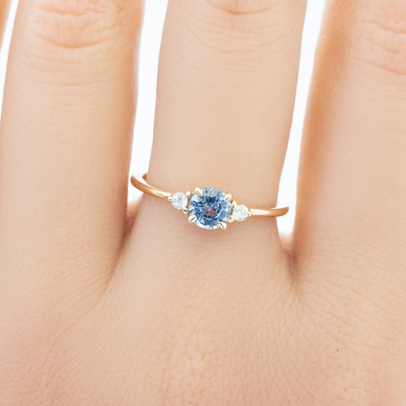 Hellblauer Ceylon Saphir Ring, Blauer Runder Verlobungsring, Diamant Drei Stein Einzigartiger 14K Goldring von EnveroJewelry