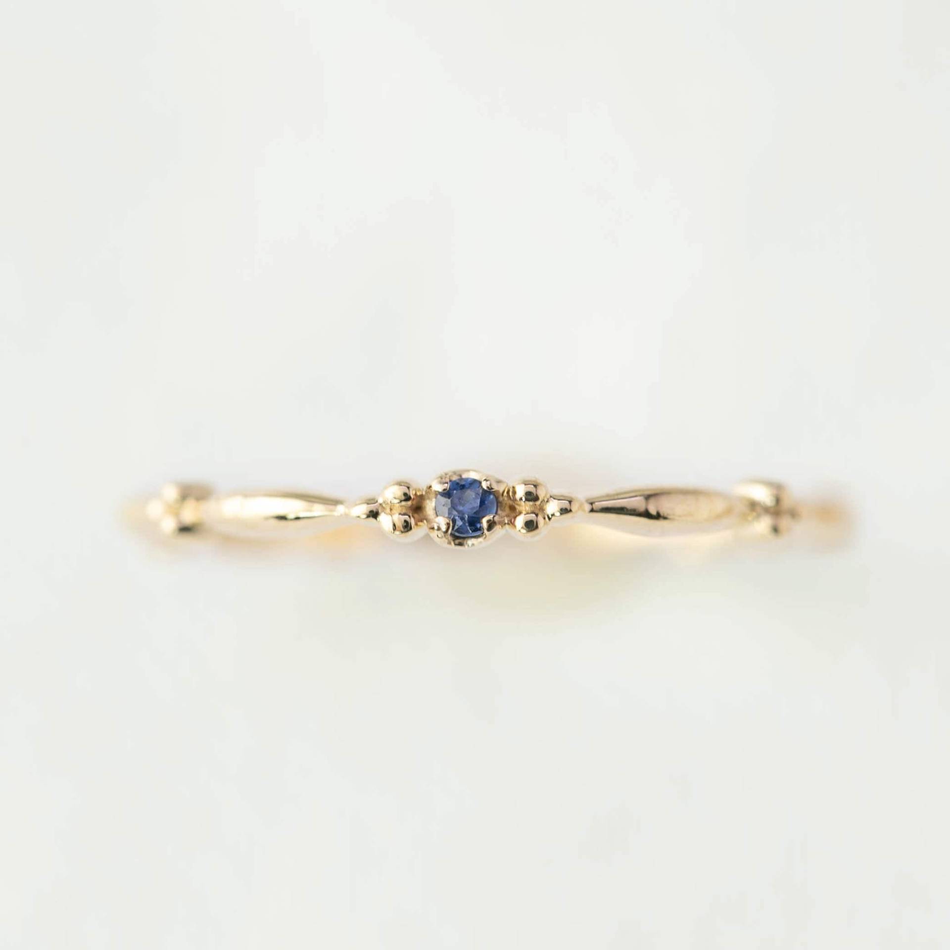 Kleiner Blauer Saphir Solitär Ring 14K Gelbgold, Blauer Stapelring, Zierlicher Vintage Geburtsstein von EnveroJewelry