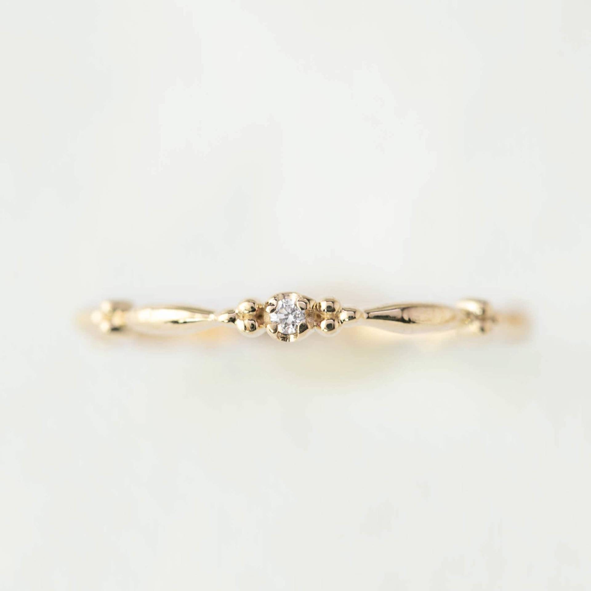 Kleiner Diamant Stapelring 14K Gelbgold, Echter Stapelring, Schlichter Diamantring, Versprechen Ring, Vintage Zierlicher Ring von EnveroJewelry