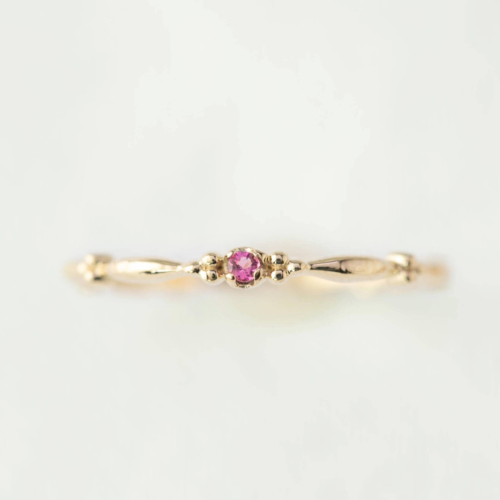 Pink Turmalin Geburtsstein Ring, Stapelring, Oktober Geburtstagsgeschenk, Einzigartiger Geburtstag Schmuck, 14K Gelbgold von EnveroJewelry