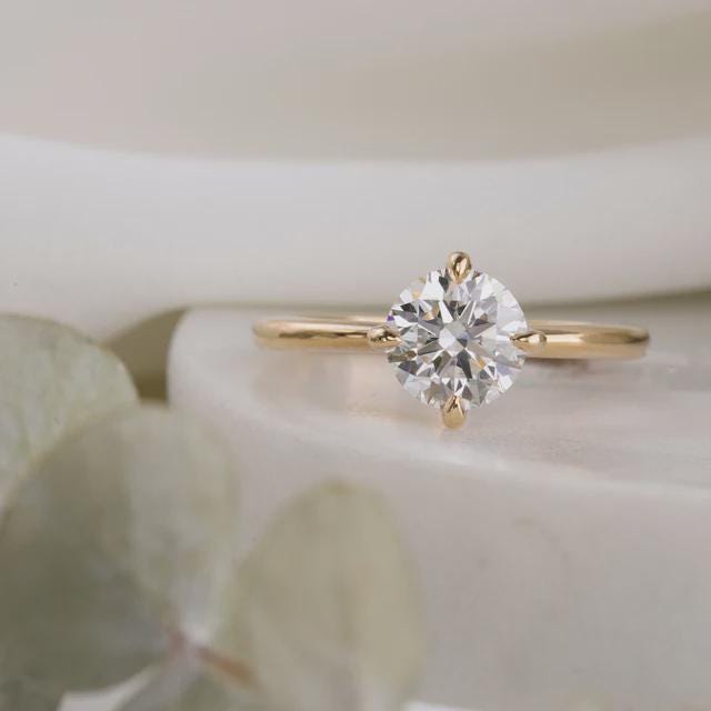 Solitär Diamant Verlobungsring, Im Brillantschliff, Zarter Minimaler Diamantring, Schlichter Traditioneller Ring, Sich Verjüngendes Band, 14K Gold von EnveroJewelry