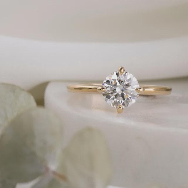 Solitär Diamant Verlobungsring, Im Brillantschliff, Zarter Minimaler Diamantring, Schlichter Traditioneller Ring, Sich Verjüngendes Band, 14K Gold Solitär Diamant Verlobungsring, Im Brillantschliff, Zarter Minimaler Diamantring, Schlichter Traditioneller Ring, Sich Verjüngendes Band, 14K Gold von EnveroJewelry