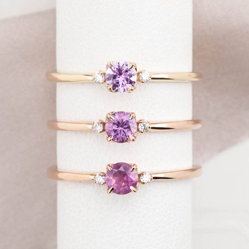 Umba Saphir Verlobungsring, Schlichter Runder Saphirring, Drei-stein-Saphirring, Dunkler Rosa Runder Saphirring Umba Saphir Verlobungsring, Schlichter Runder Saphirring, Drei-stein-Saphirring, Dunkler Rosa Runder Saphirring von EnveroJewelry