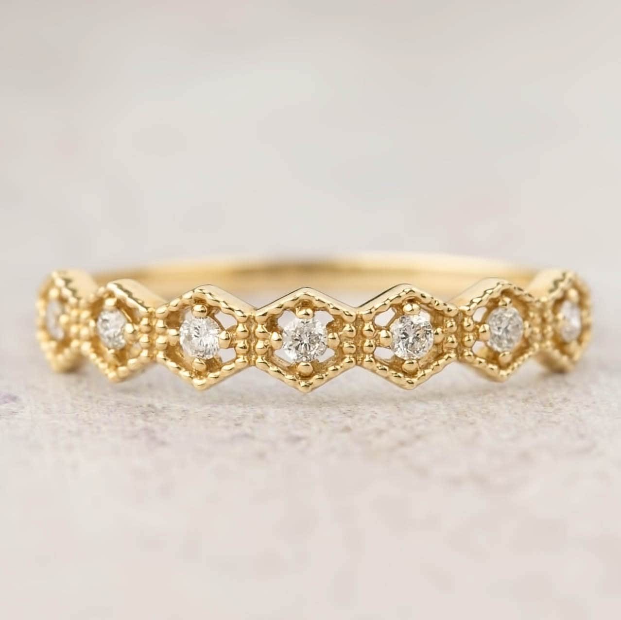 Unikat Milgrain Hexagon Diamant Band, Ehering, Half Eternity Ring, 14K Gold, Rosegold, Weißgold, Platin 950, Stapelring von EnveroJewelry