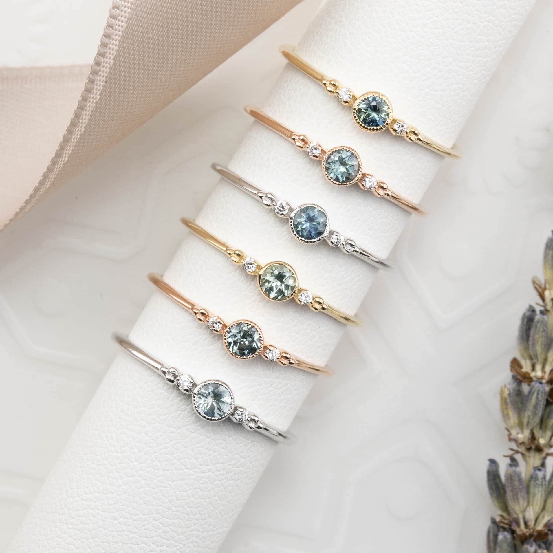 Zierlicher Saphir Verlobungsring, 3 Stein Ring, Einzigartiger Diamant Drei Danity Verlobungsring von EnveroJewelry