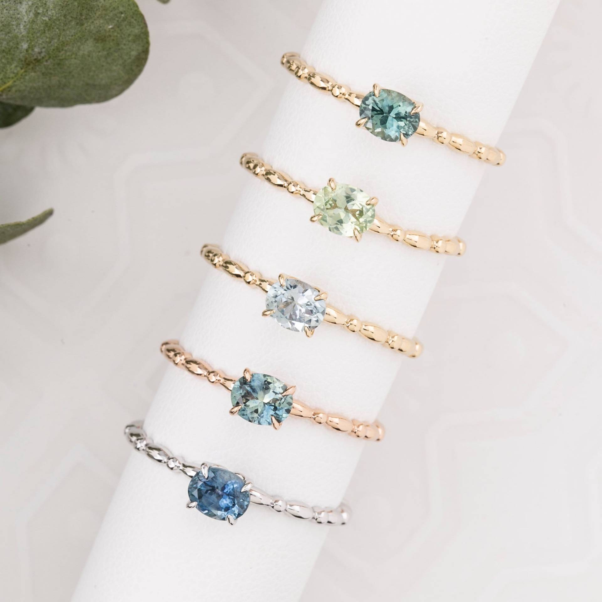 Zierlicher Blau Grüner Saphir Ring, Ovaler Montana Solitärring, Zarter Saphirring, Stacking Stapelbar von EnveroJewelry