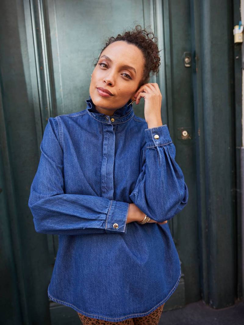 Umstands-Jeansbluse mit Volant-Stehkragen Mama-Tochter-Capsule von Envie De Fraise