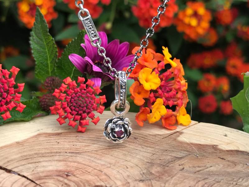 Handgefertigter Sterling Silber Rose Anhänger Mit Natürlichem Edelstein Handgefertigter Sterling Silber Rose Anhänger Mit Natürlichem Edelstein von EphemeralLegacy