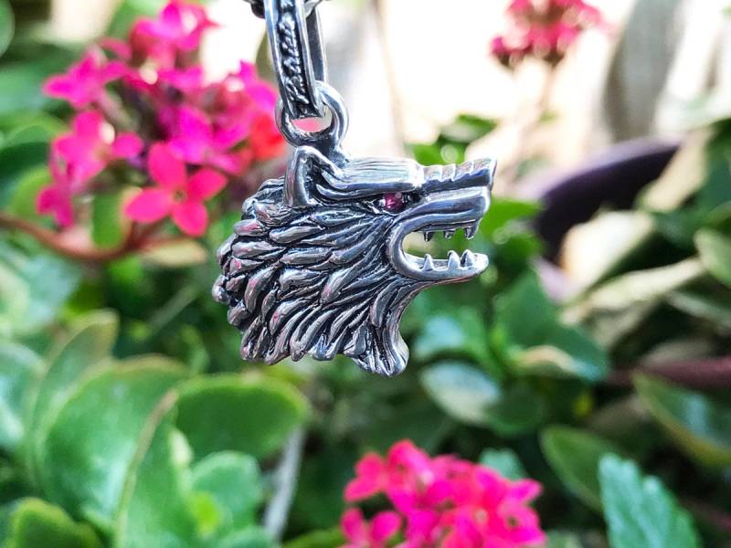 Handgefertigter Sterling Silber Wolf Anhänger Rubin Auge Naturschmuck Handgefertigter Sterling Silber Wolf Anhänger Rubin Auge Naturschmuck von EphemeralLegacy