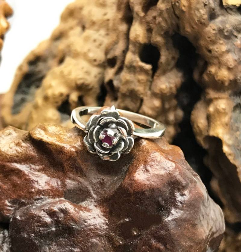 Ring Rose Aus Oxidiertem Sterlingsilber Handgefertigter Edelstein-Blumenschmuck Ring Rose Aus Oxidiertem Sterlingsilber Handgefertigter Edelstein-Blumenschmuck von EphemeralLegacy