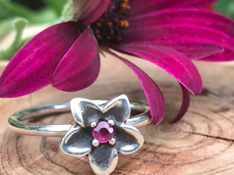 Rubin Plumeria Blume Ring Oxidiertes Sterling Silber, Handgefertigt Rubin Plumeria Blume Ring Oxidiertes Sterling Silber, Handgefertigt von EphemeralLegacy