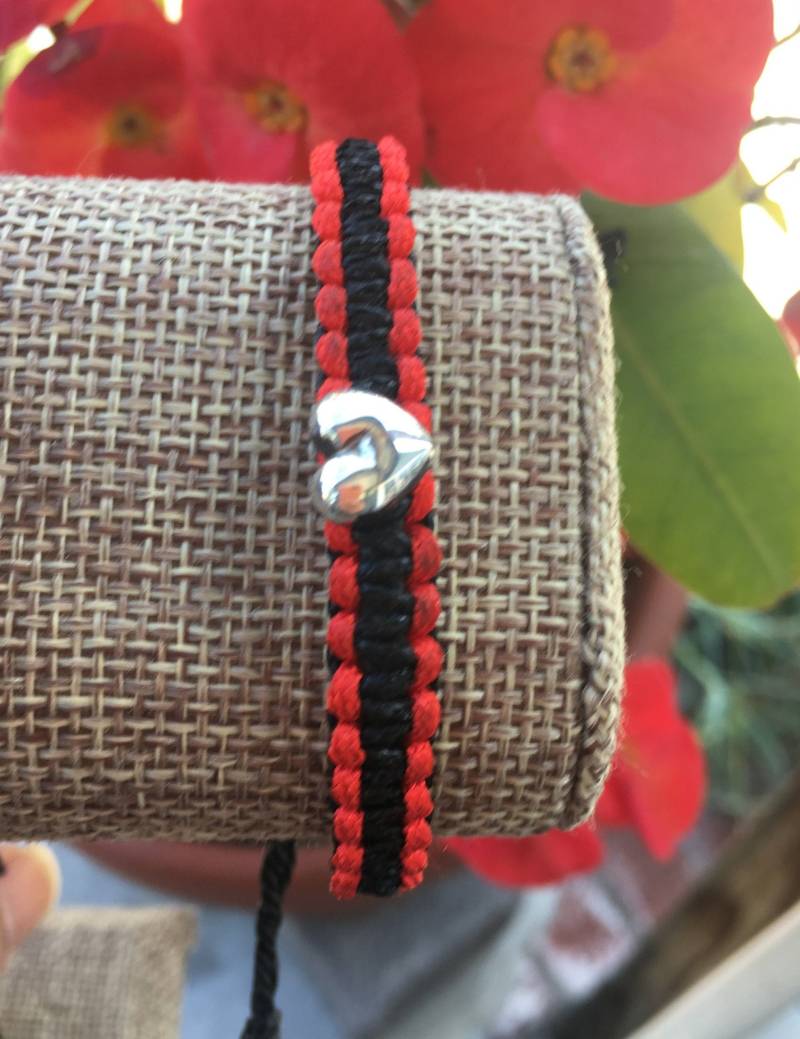 sterling Silber Herz Makramee Armband Verstellbares Geflochtenes Nylon sterling Silber Herz Makramee Armband Verstellbares Geflochtenes Nylon von EphemeralLegacy