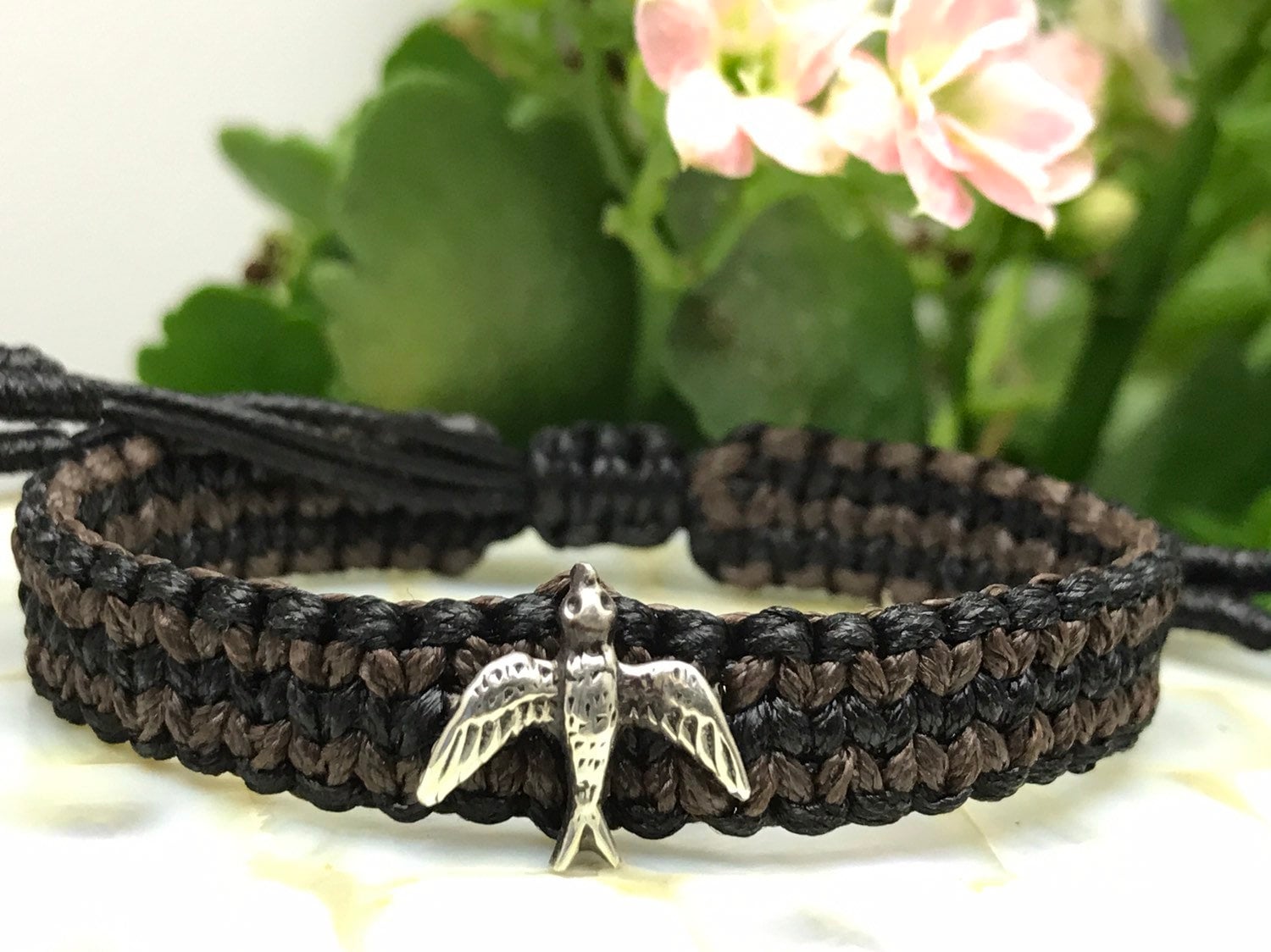 sterling Silber Schwalbe Armband Handgeflochtenes Makramee, Verstellbar von EphemeralLegacy