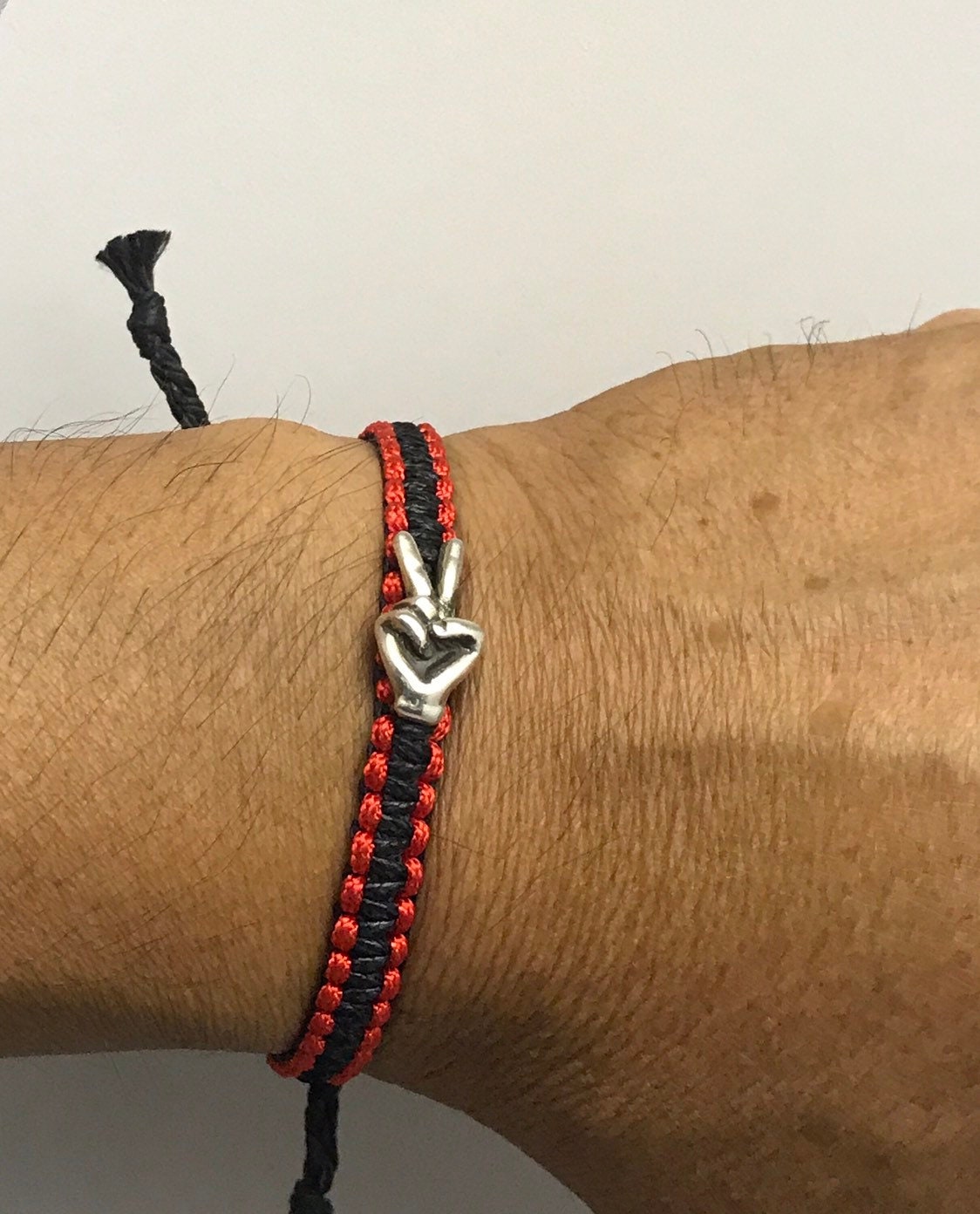 sterling Silber Victory Zeichen Armband Geflochtener Nylon Freundschaftsschmuck von EphemeralLegacy