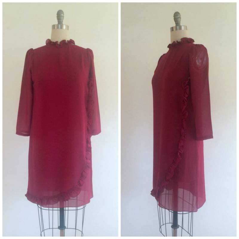 1960S Rüschen-Cocktailkleid // 60S Vintage Rollkragen-Long-Sleeve Hot Pink Magenta Fuschia Partykleid von EpilogueVintageNY