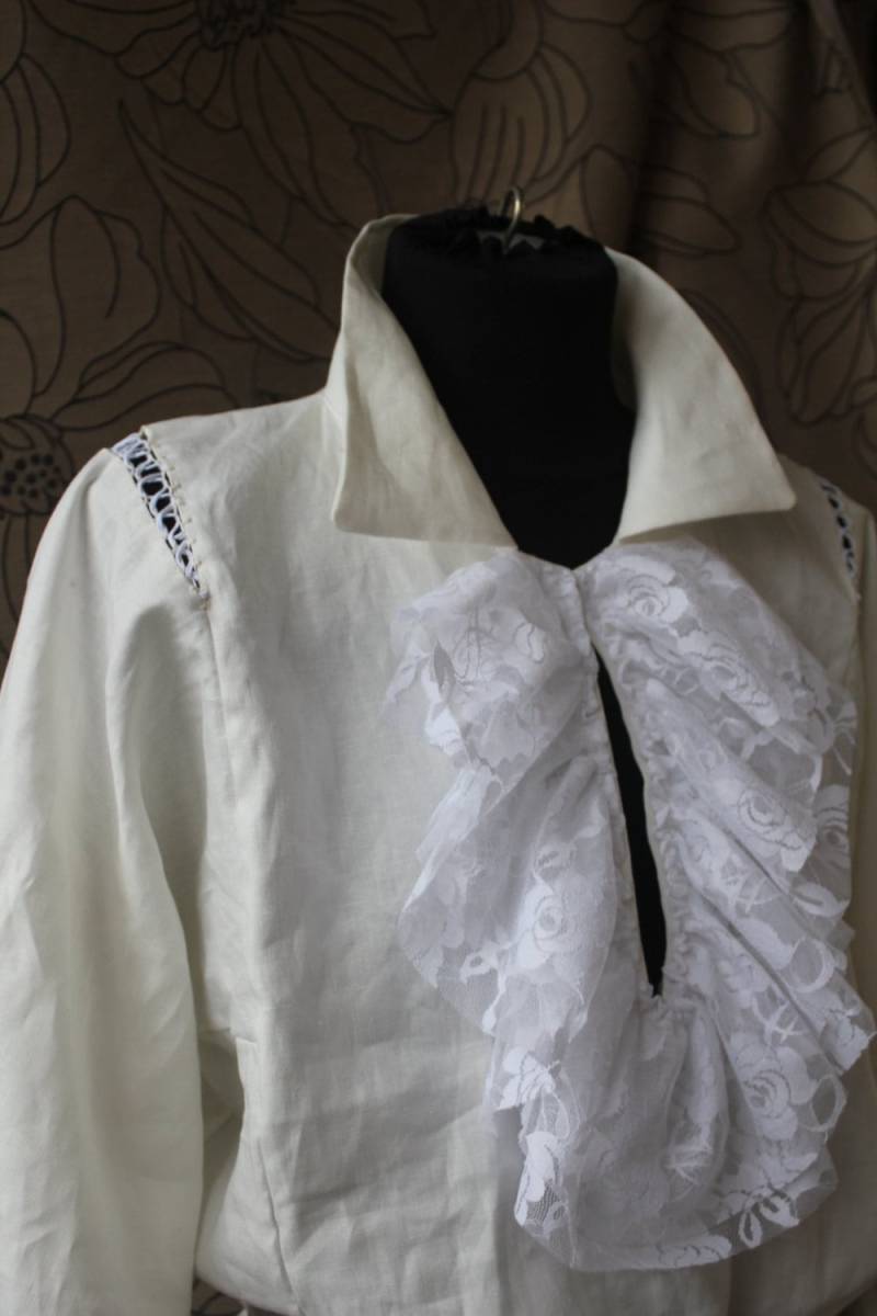 Weißes Leinen-Renaissance-Herrenhemd Mit Spitzenrüschen von Epinal2016