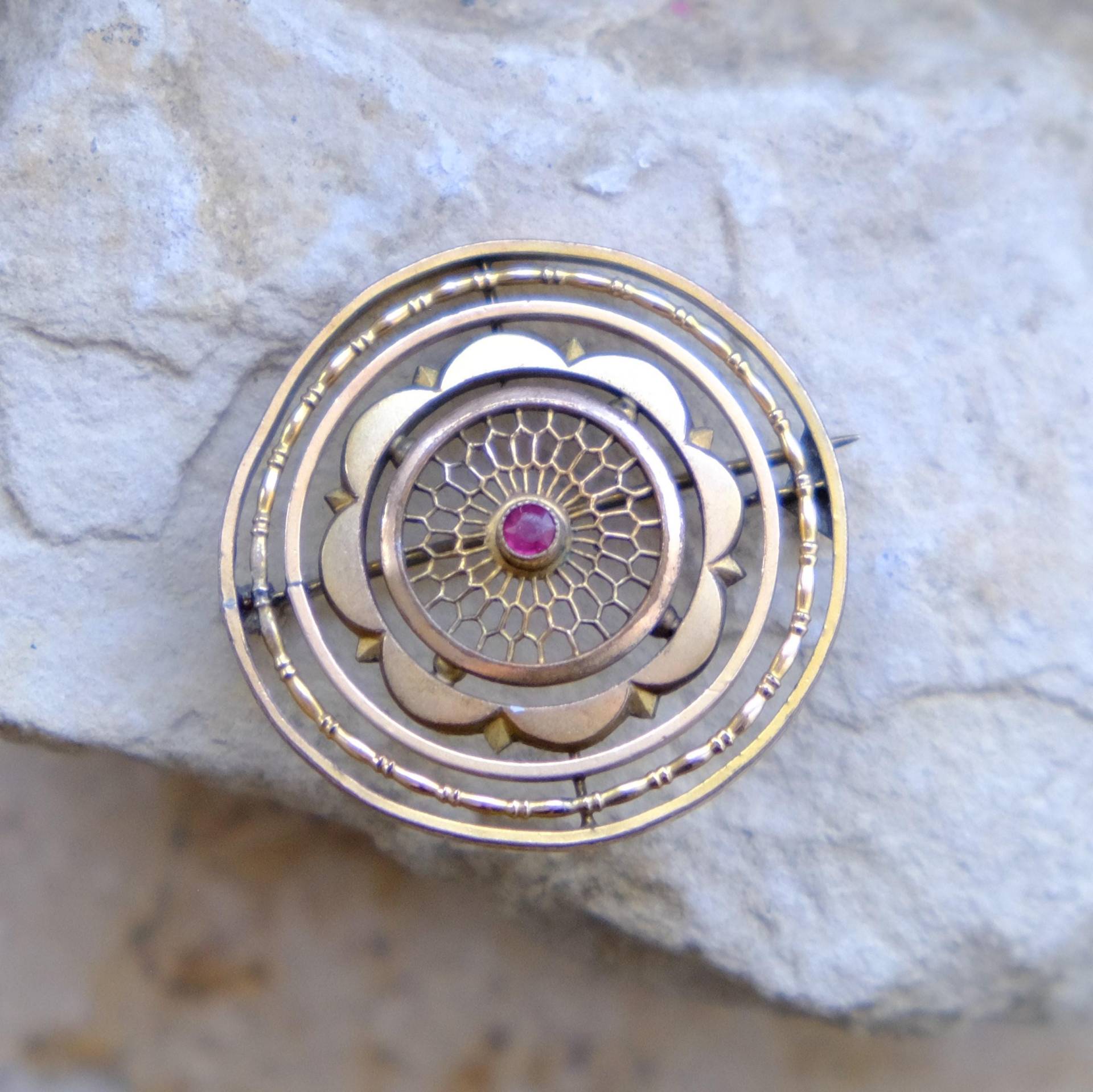 Antique Art Nouveau Gold-Colour & Ruby Glass Paste Brooch - Ca. 1890-1915 Gilded Age von EpochsofFashionShop