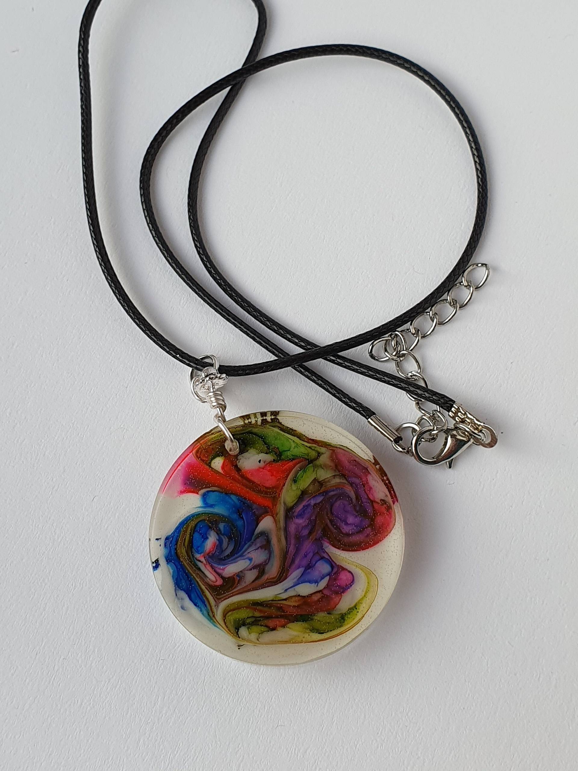 Halskette Mit Anhänger Rund Kreis, Wolkentechnik Bunt, Außergewöhnliches Geschenk Für Mädchen/Frauen von EpoxyFairyDesign