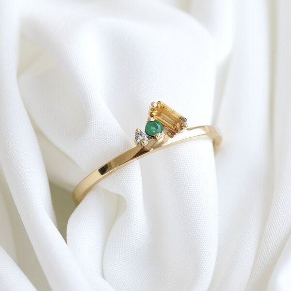 Eppi Cluster-Ring aus Gold mit Citrin, Smaragd und einem Diamanten Dalit Eppi Cluster-Ring aus Gold mit Citrin, Smaragd und einem Diamanten Dalit von Eppi