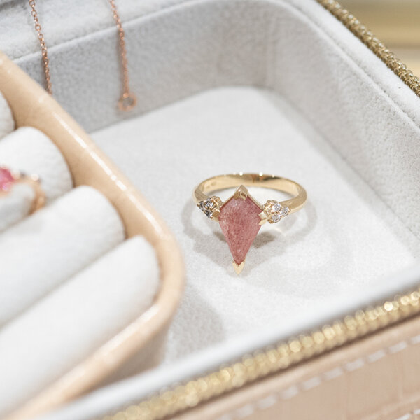 Eppi Einzigartiger Ring mit einem erdbeerfarbenen Achat Kettil von Eppi