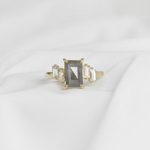 Eppi Goldener Ring mit Baguette Diamant und Saphiren Elva von Eppi