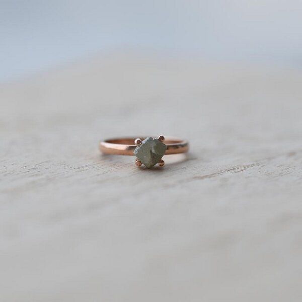 Eppi Goldener Ring mit Rohdiamant Nemy Eppi Goldener Ring mit Rohdiamant Nemy von Eppi