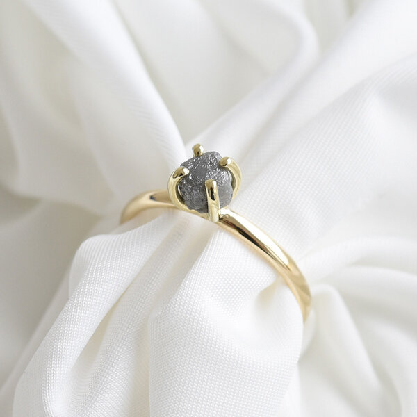 Eppi Goldener Ring mit Rohdiamant in dunkelgrau Leah von Eppi