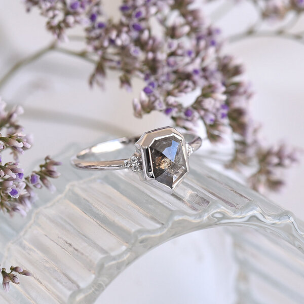 Eppi Goldener Ring mit einem Salt and Pepper Diamanten als Siebeneck Shimmel von Eppi