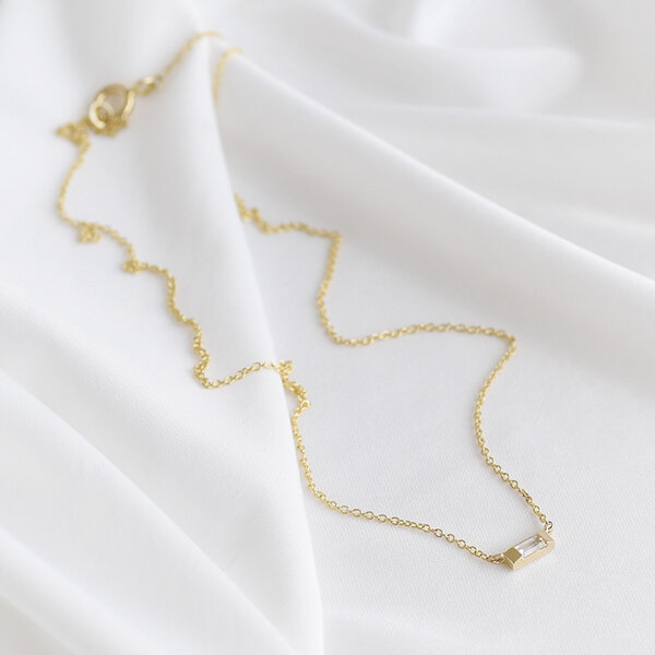 Eppi Halskette aus Gold mit weißem Saphir mit Baguette-Form Sharly von Eppi