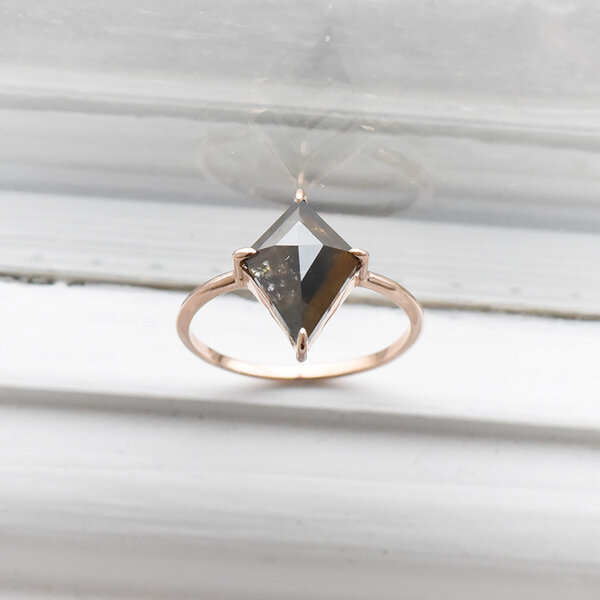 Eppi Minimalistischer Ring mit Salt and Pepper Diamanten Iban von Eppi