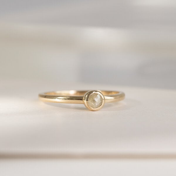 Eppi Minimalistischer Ring mit einem Salt and Pepper Diamanten Emilien von Eppi