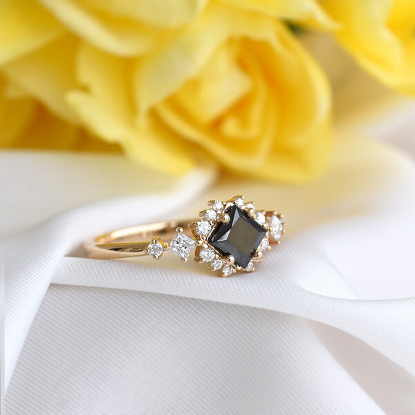 Eppi Perfekter Ring mit schwarzem Diamanten und Moissaniten Medrie von Eppi