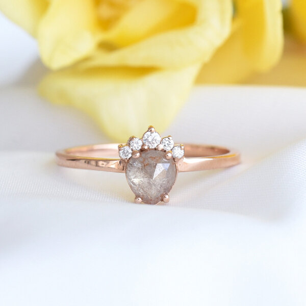 Eppi Perfekter Verlobungsring mit einem hellrosa Diamanten Zita von Eppi