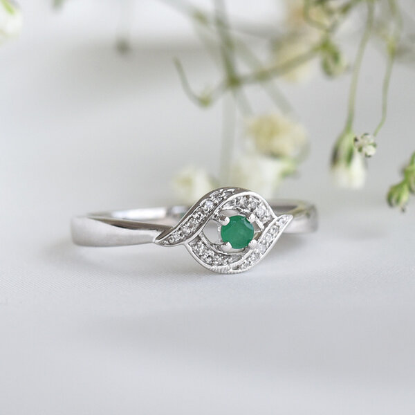 Eppi Ring mit Smaragd und Diamanten Kiki von Eppi